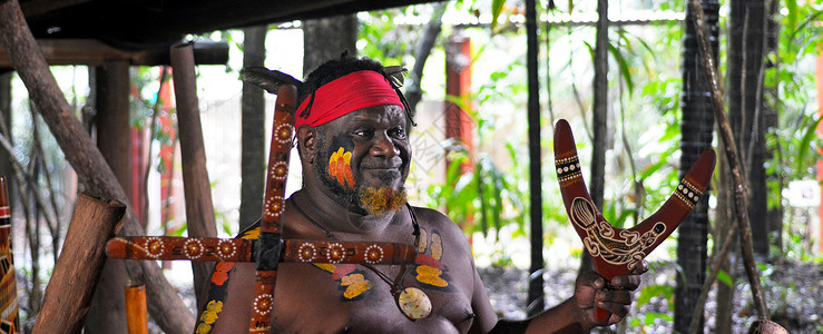 Yirrganydji土著勇士解释澳洲昆士兰文化表演期间图片