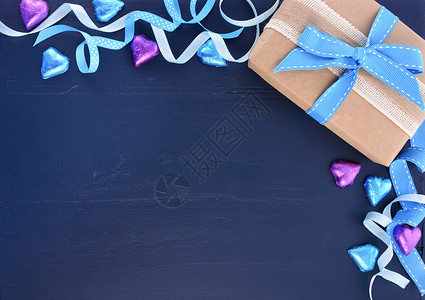父亲节快乐的背景在深蓝色受苦的木质桌子图片