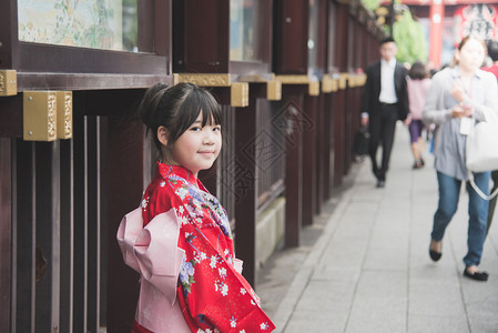 穿着红色和服的亚洲美女在日本东京Asak图片