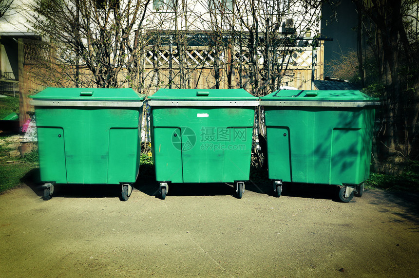 后院的三个绿色塑料垃圾桶图片