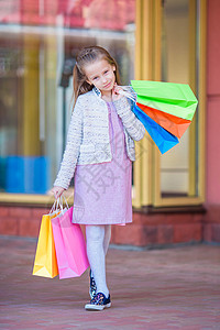 可爱笑的小女孩在大商场图片