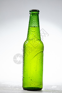 绿湿啤酒瓶图片
