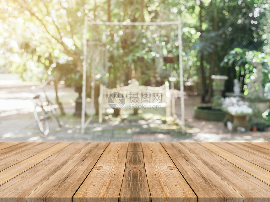 在模糊的背景前的木板空桌子森林中模糊树木上的透视棕色木材可用于模拟展示或蒙太奇您的产品春暖花开的季图片