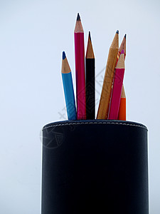 铅笔架中的彩色铅笔背景图片