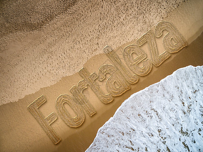 写在海滩背景上的福塔莱萨图片