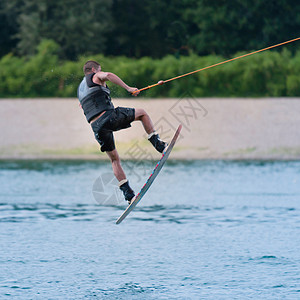 Wakeboarder在湖上表演特技图片