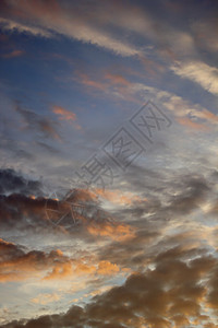 早晨不同的令人印象深刻和五颜六色的云彩图片