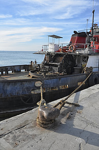 渔船停靠在港口图片