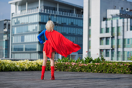 女超人仰望城市的背影图片