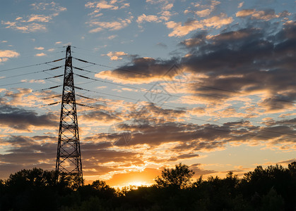 城市郊区的电流高柱对抗日背景图片
