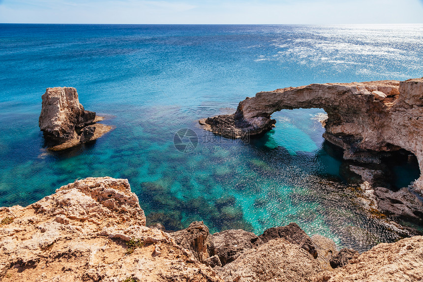 地中海塞浦路斯岛阿依纳帕卡沃格雷科和普罗塔拉斯附近美丽的天然岩石拱门传奇的桥梁爱好者令人惊叹的蓝绿色大海和阳图片
