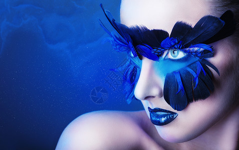 美丽的女人化妆打扮蓝色羽毛和蓝色图片