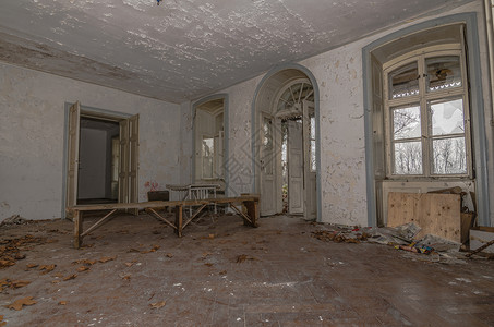 别墅里废弃的旧房间图片