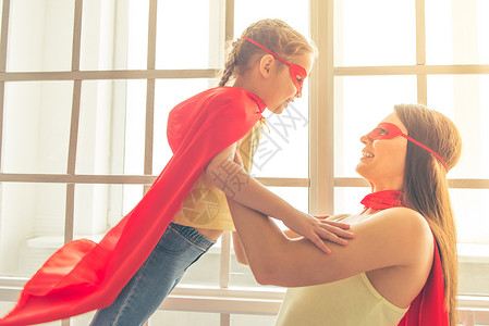 美丽的母亲和女儿都打扮得像超级英雄一样图片