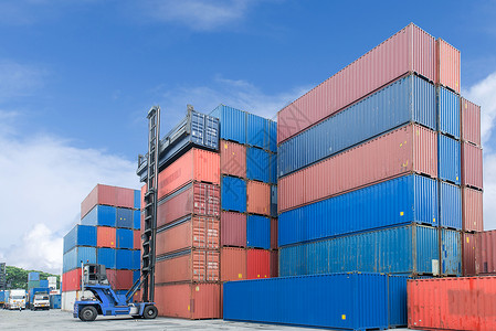 进口出口物流概念起重机升降机处理集装箱装载到卡车用于货物进口出图片