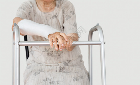 老年妇女用助行器摔断了手腕图片