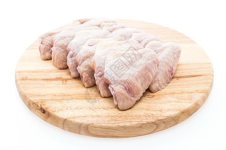 木制切割板上的鲜鸡翅肉生鲜鸡翅图片
