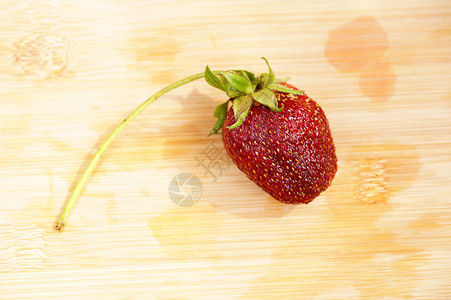 砧板上的深红草莓图片