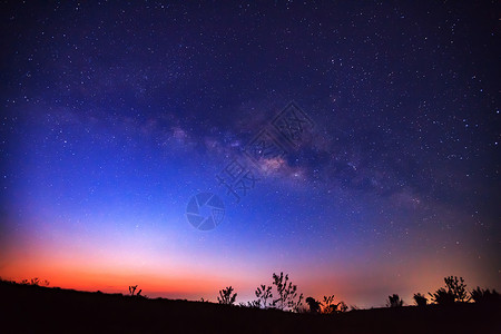 日出前夜空中美丽的银河图片