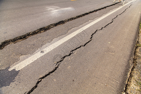 柏油路破裂地震的概念图片