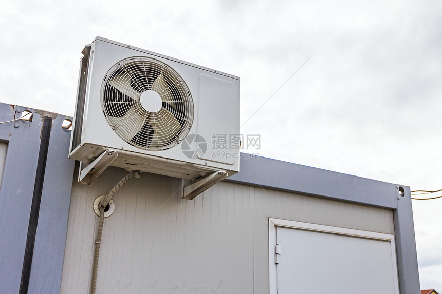 空调的外门机压缩机安装在白色集装箱办公室上图片