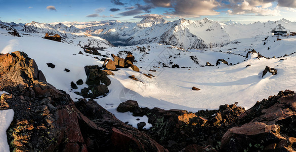 在雪山的美丽春天日落景观图片