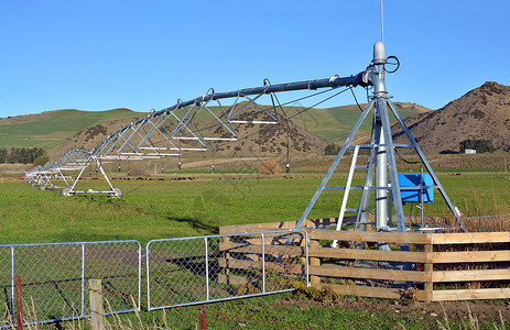 新西兰北坎特伯雷农场的枢轴灌溉机确保田地一年四季都是图片