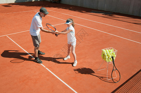 泥土法院年轻少年网球图片