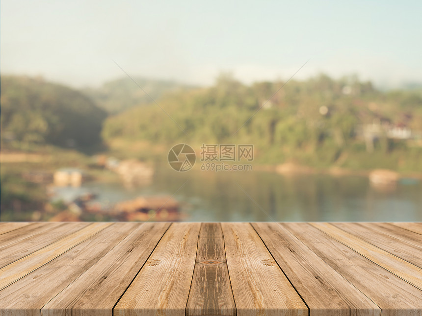在模糊的背景前的木板空桌子模糊木桥上的透视棕色木材可用于模拟展示或蒙太奇您的产品春暖花开的季图片