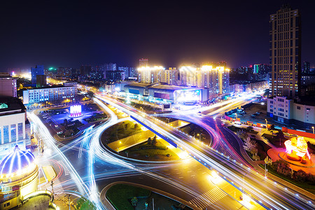 杭州市中心的夜间路交背景图片