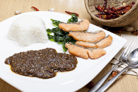 泰式三文鱼配辣椒酱和米饭图片