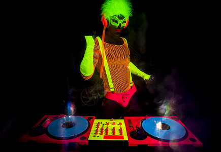 dj感男迪斯科舞者在UV服装图片