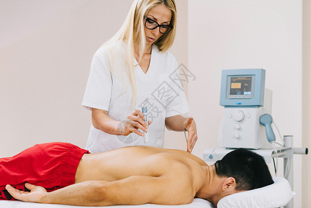 治疗激光技术治疗有医疗激光束的物理治疗师图片