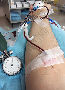 献血者在医院病床献血时2图片