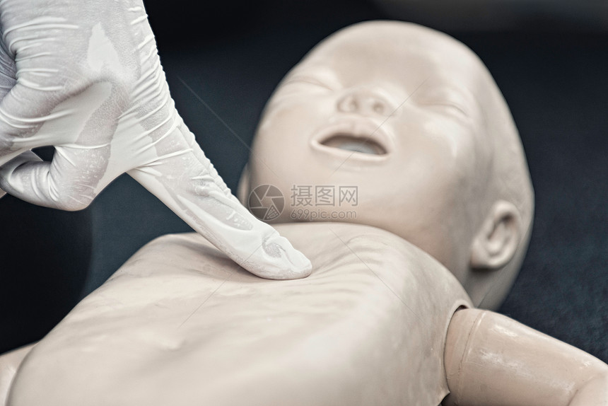 婴儿CPR对婴儿假娃进行图片