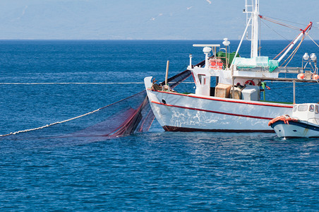 可商用军人地中海渔船放网渔背景