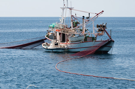 地中海渔船放网渔背景图片