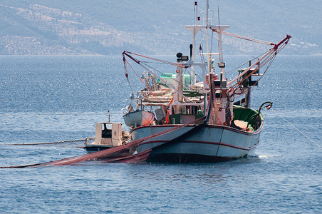 地中海渔船放网渔背景图片