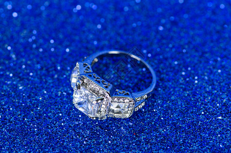 蓝色背景下的珠宝戒指图片