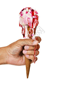 一个年轻的天主教男子的近身一只冰淇淋甜筒在他的手上融化图片