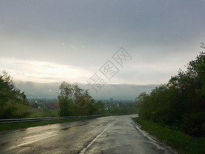 雨天的路图片