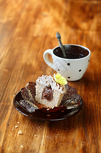 切栗巧克力MontBlanc蛋糕和一杯茶图片