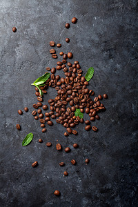 黑石桌上的咖啡豆和薄荷叶顶视图图片