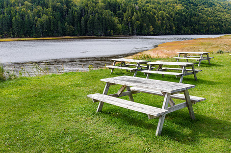 河边空荡的木制野餐桌图片