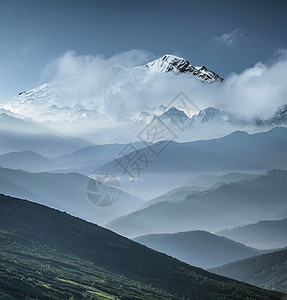 日出时山丘在山峰谷美图片