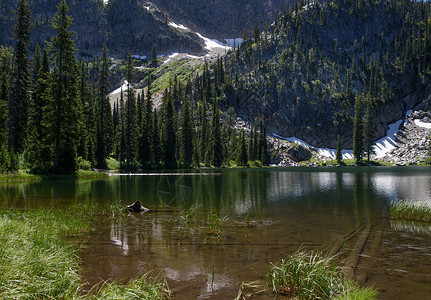七月的雪崩湖图片