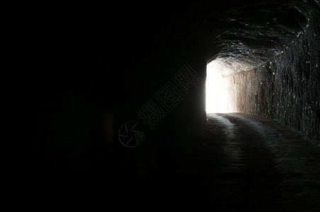 自然岩石隧道中的黑暗道路图片