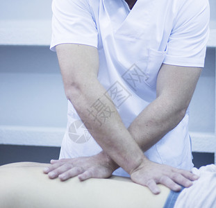 物理治疗师和整骨医生在背部患者的物理治疗康复治疗中的肌筋膜图片