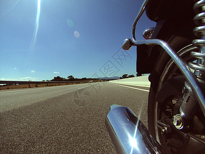 在高速反向摄像头上骑摩托车背景图片