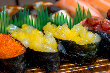鳗鱼寿司配鳗鱼酱图片